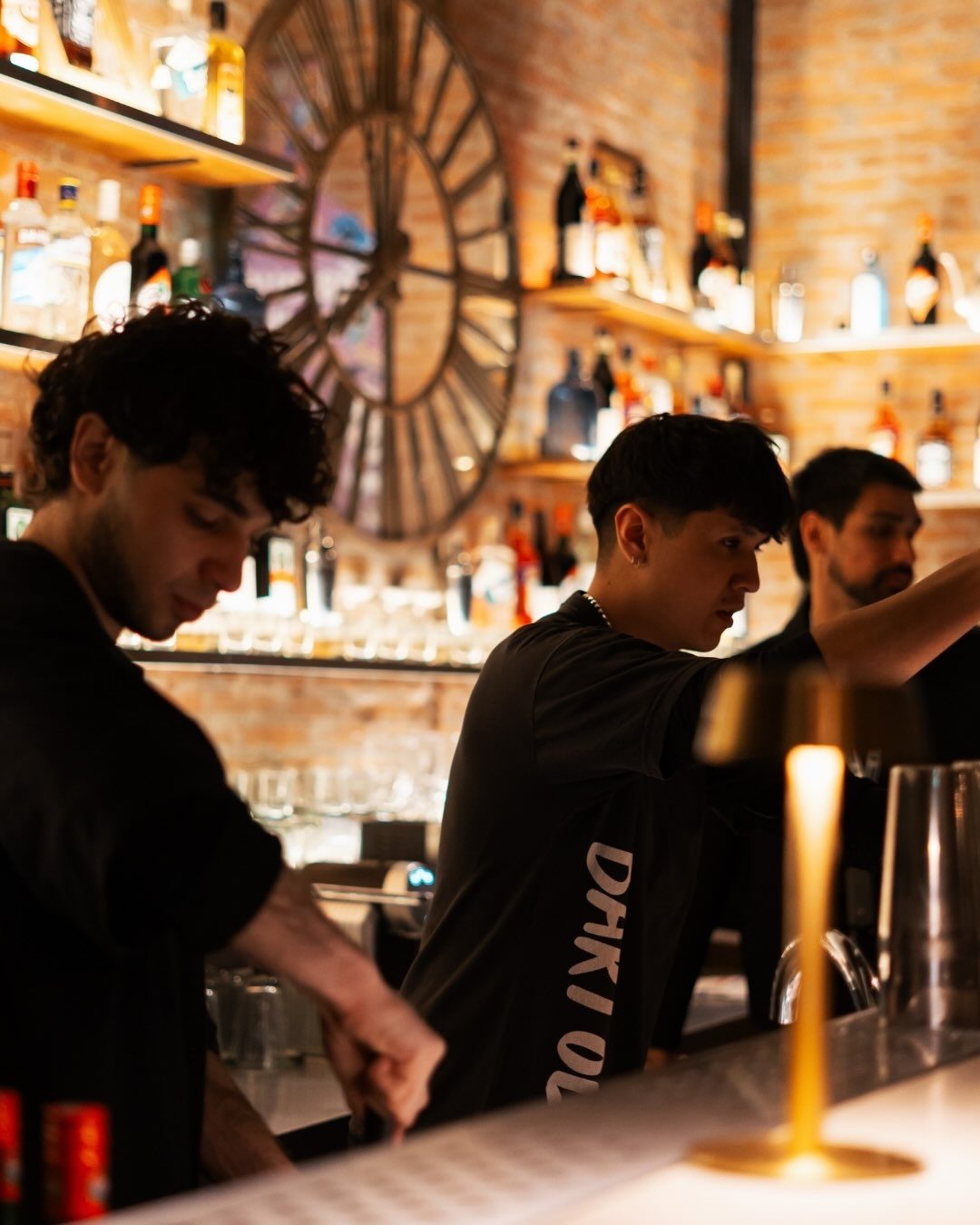 Bartenders en la barra
