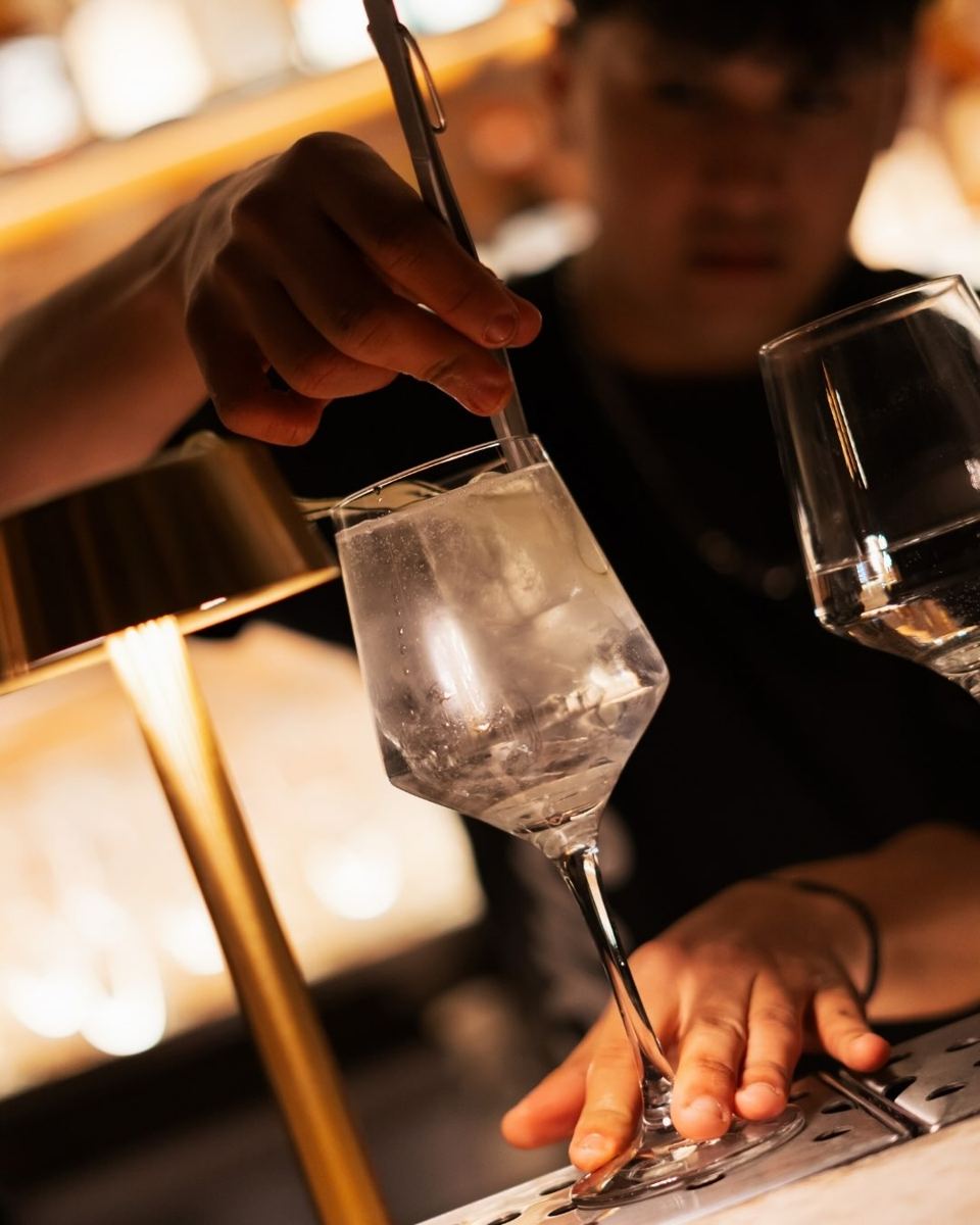Gin tonic servido en la barra