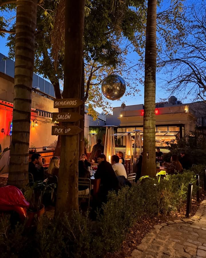 Bartola Barrio Chino de noche, entre árboles