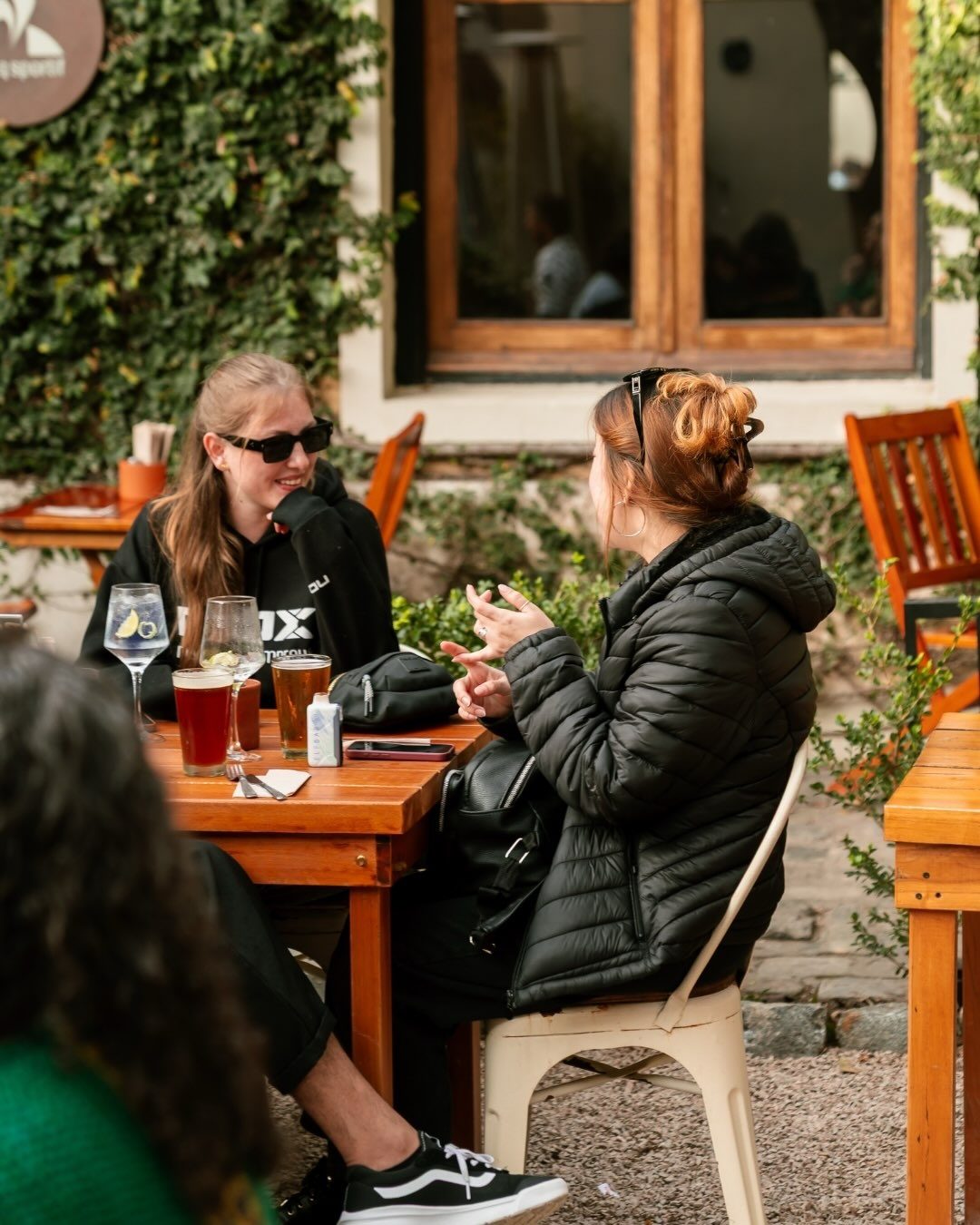Amigas en el jardín de Belgrano