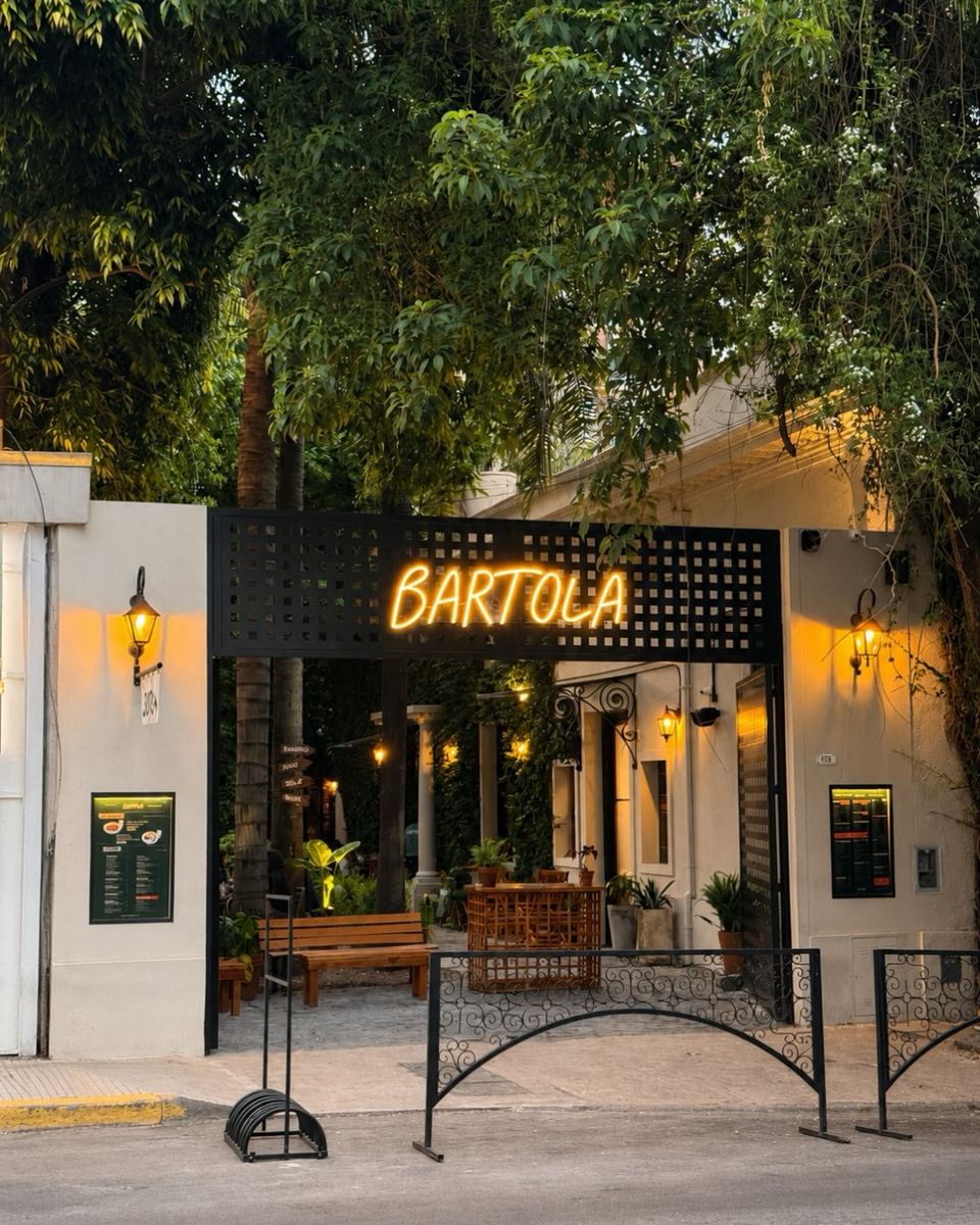 Bartola Barrio Chino de noche, entre árboles
