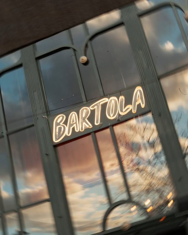 El cartel de neón de Bartola