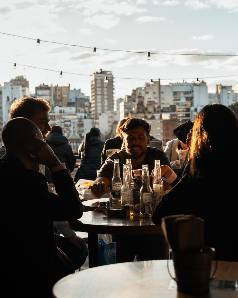 Rooftop con gente al atardecer